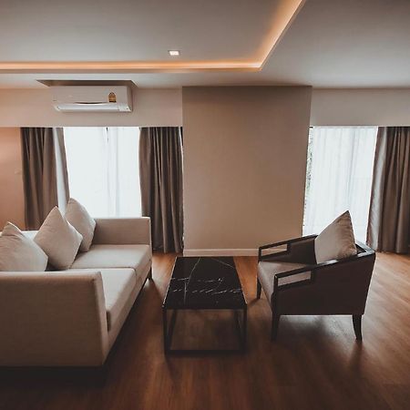 Ava Hotel Фитсанулок Екстериор снимка