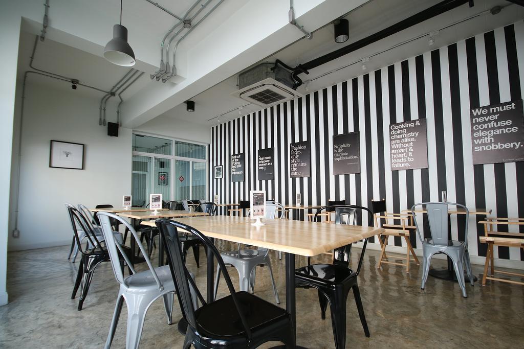 Ava Hotel Фитсанулок Екстериор снимка