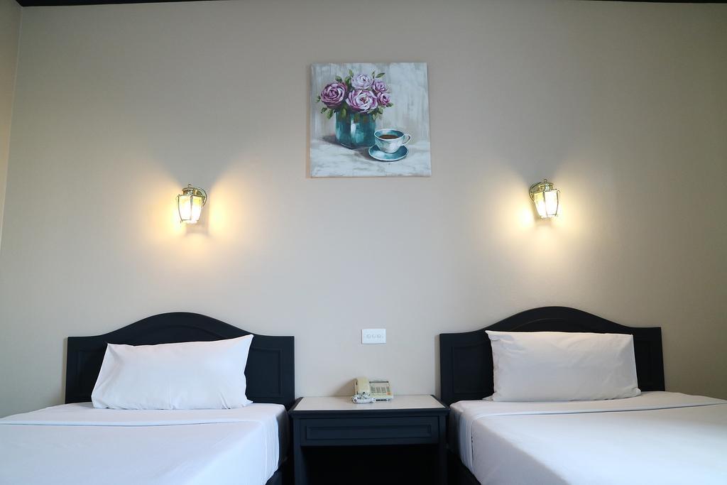 Ava Hotel Фитсанулок Екстериор снимка