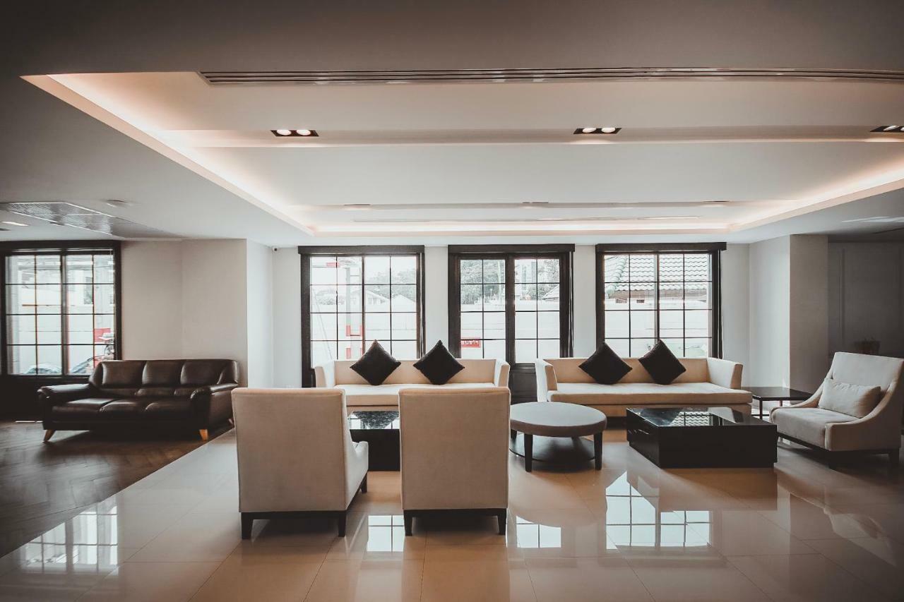Ava Hotel Фитсанулок Екстериор снимка
