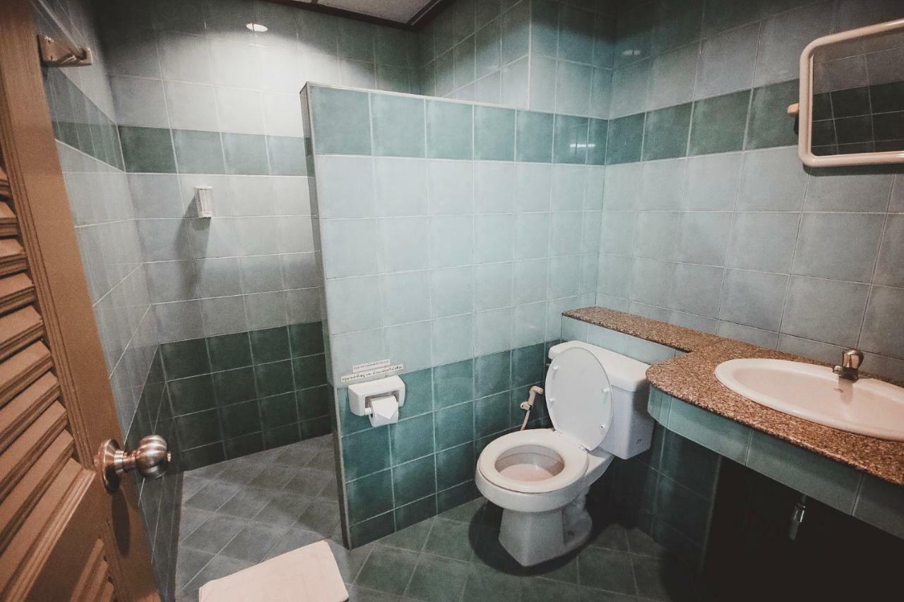 Ava Hotel Фитсанулок Екстериор снимка